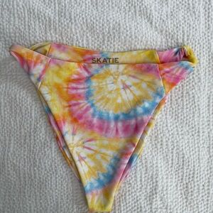 Skatie Salty Bottoms in Sherbet in size Medium